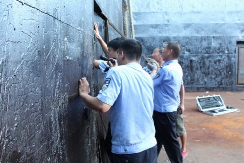 广州海关缉私警察发现改装船用于藏匿走私货物的暗仓入口--关悦摄